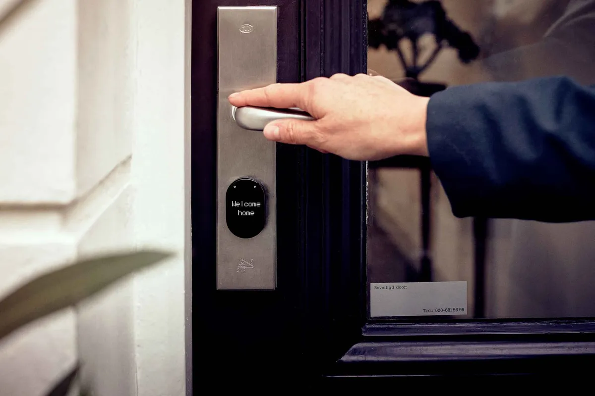 Serrure connectee sur une porte d'entree, deverrouillage par affichage numerique